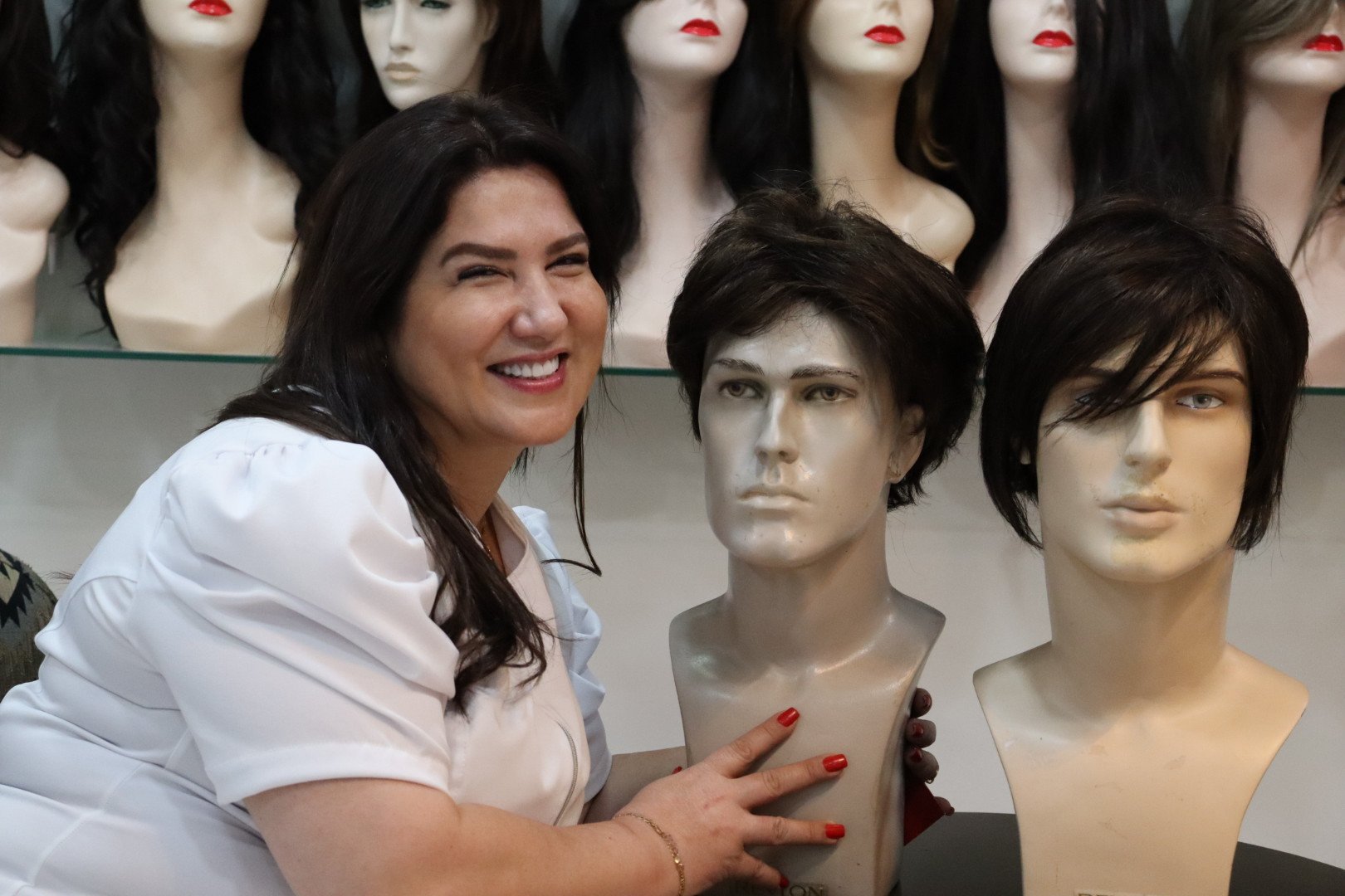 Cristina Orosa com próteses masculinas e femininas, mostrando o portfólio para os dois públicos