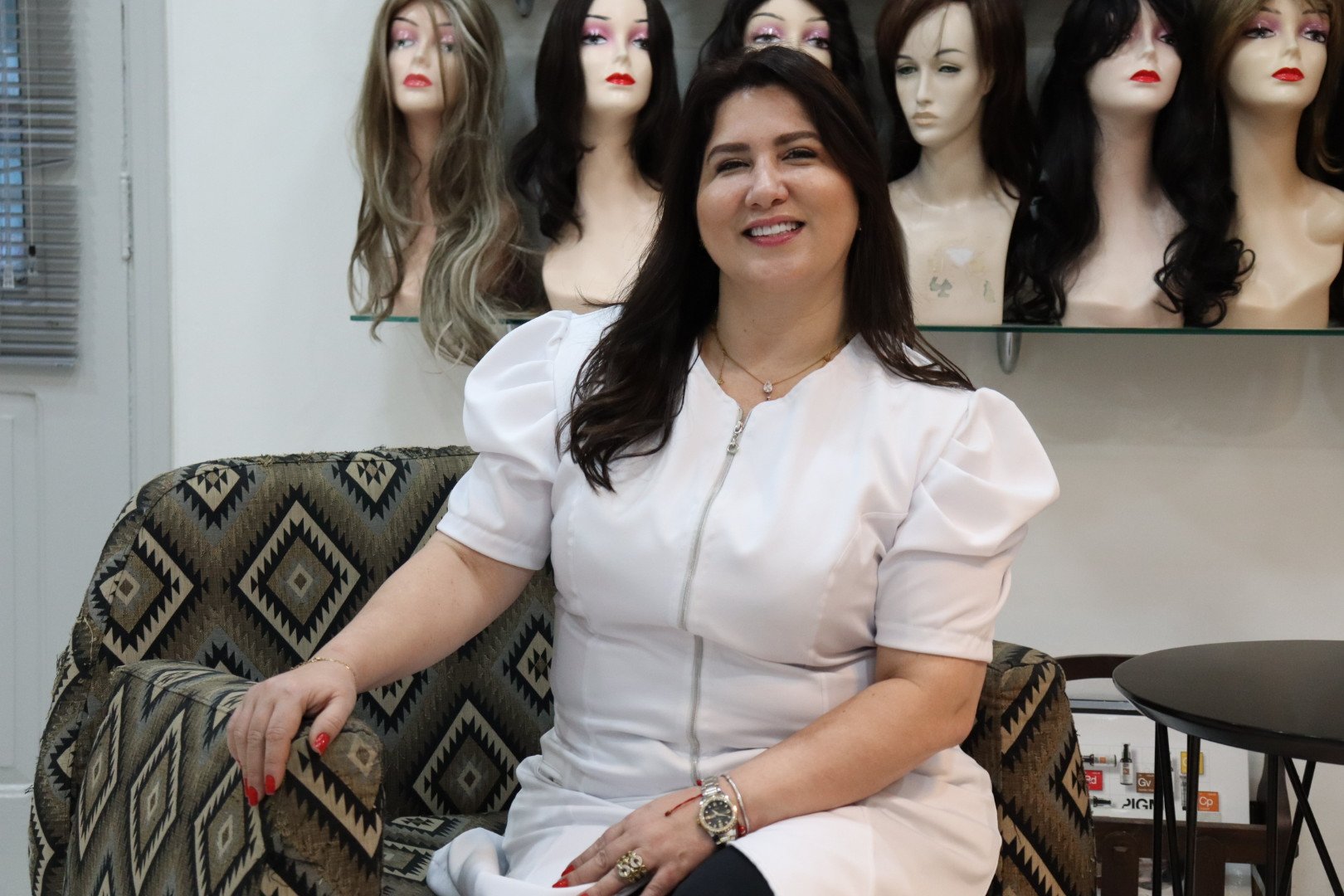 Cristina Orosa em sua poltrona, no atelier da Grife Capilar em Santos